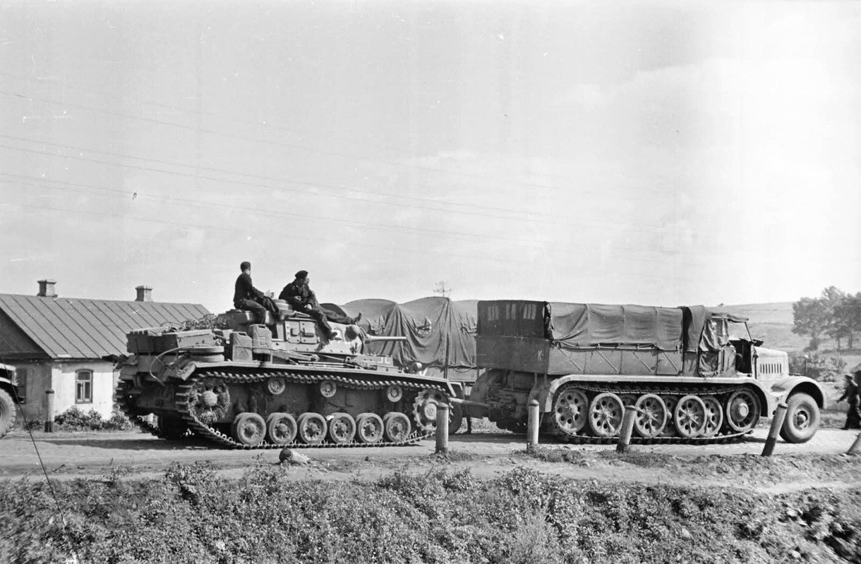 Sdkfz_9_FAMO_towing_Panzer_III_Russia_1941