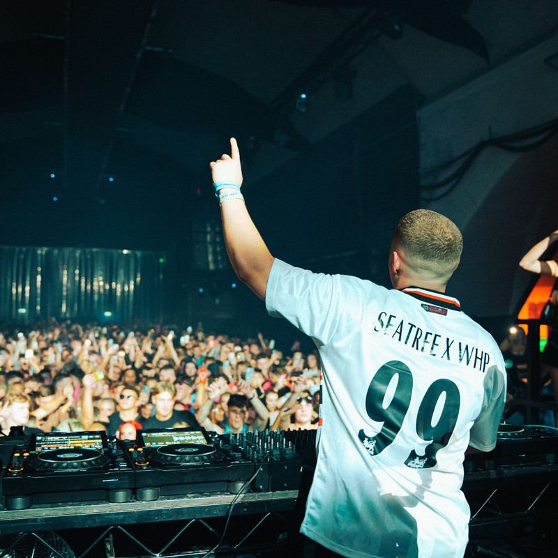 THE-WAREHOUSE-PROJECT-concourse-no-phones