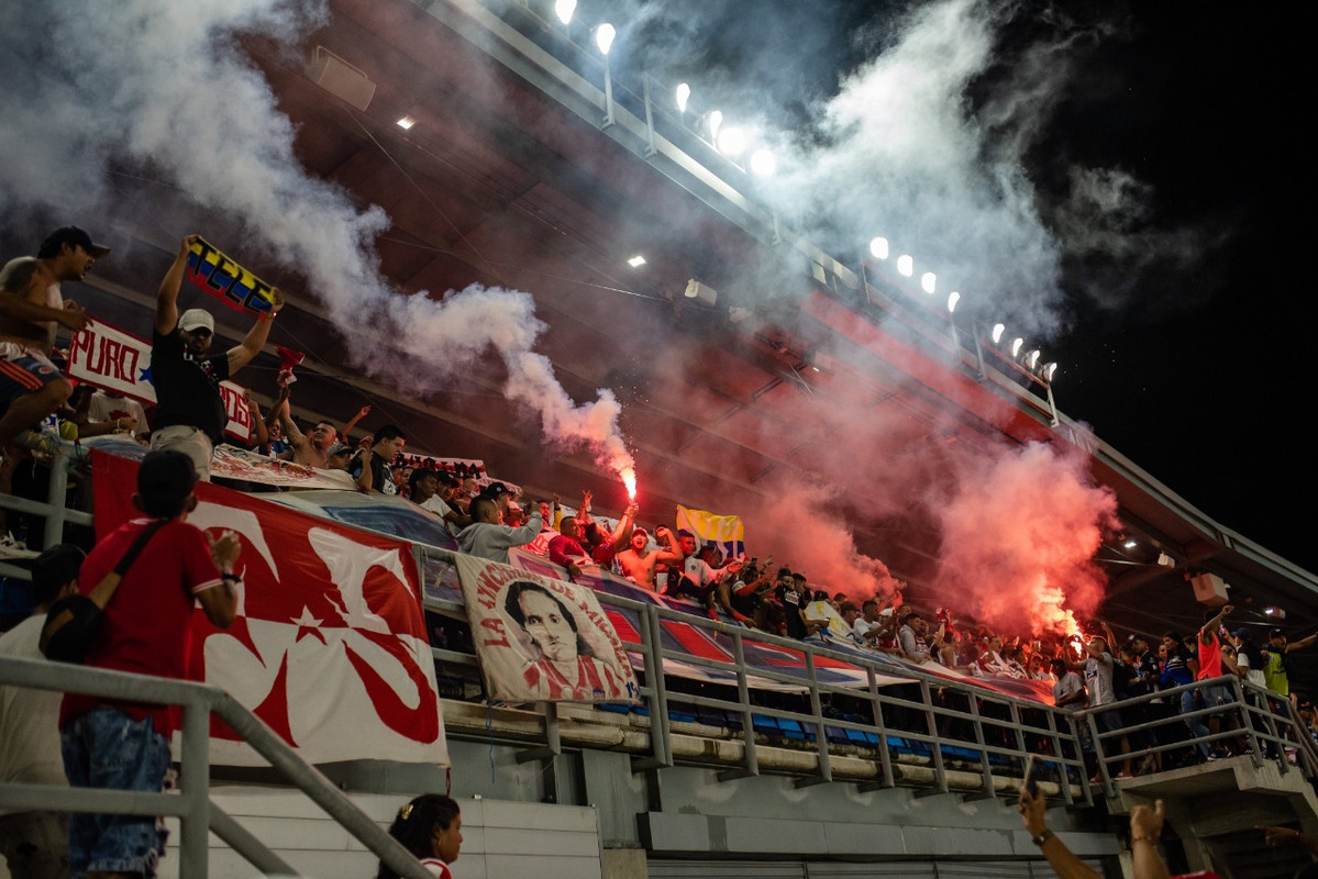 Reportan un muerto por riña entre hinchas en estadio de fútbol de Colombia