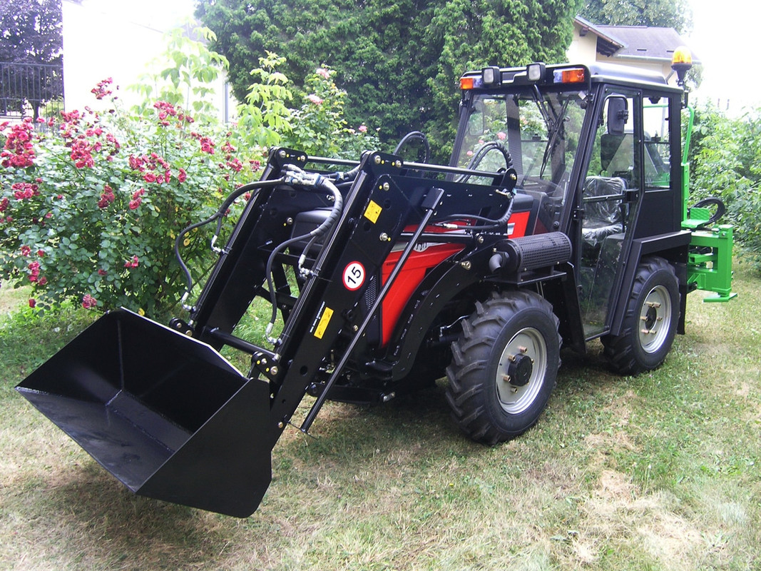 komunalni-malotraktor-celni-nakladac