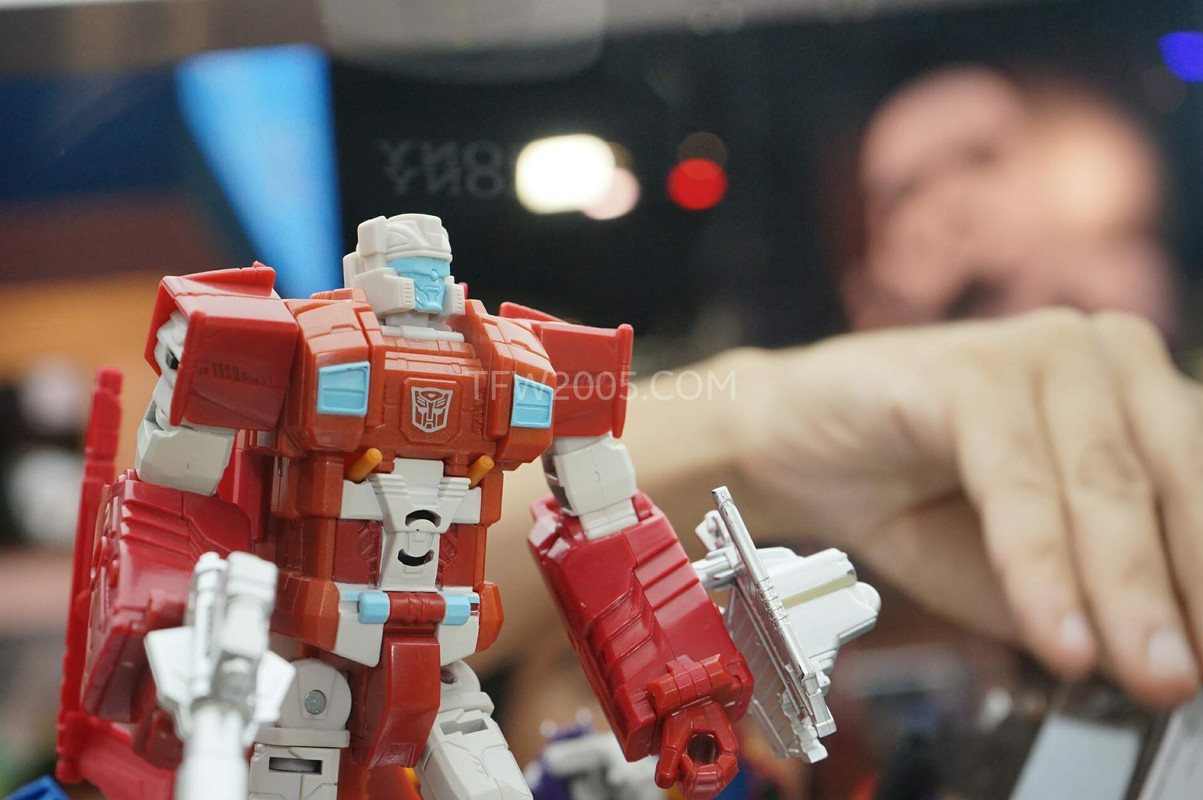 SDCC2015-Hasbro-Case-Transformers-Combiner-Wars-