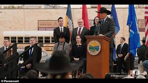 Juliano Ezperanza lors de l'inauguration de J'aide mon village comme association. // Papa Dutton dans Yellowstone. Juliano Ezperanza lors de l'inauguration de J'aide mon village comme association. // Papa Dutton dans Yellowstone.