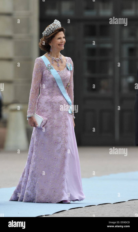 queen-silvia-of-sweden-arrives-for-the-wedding-of-crown-princess-victoria-D59DCD