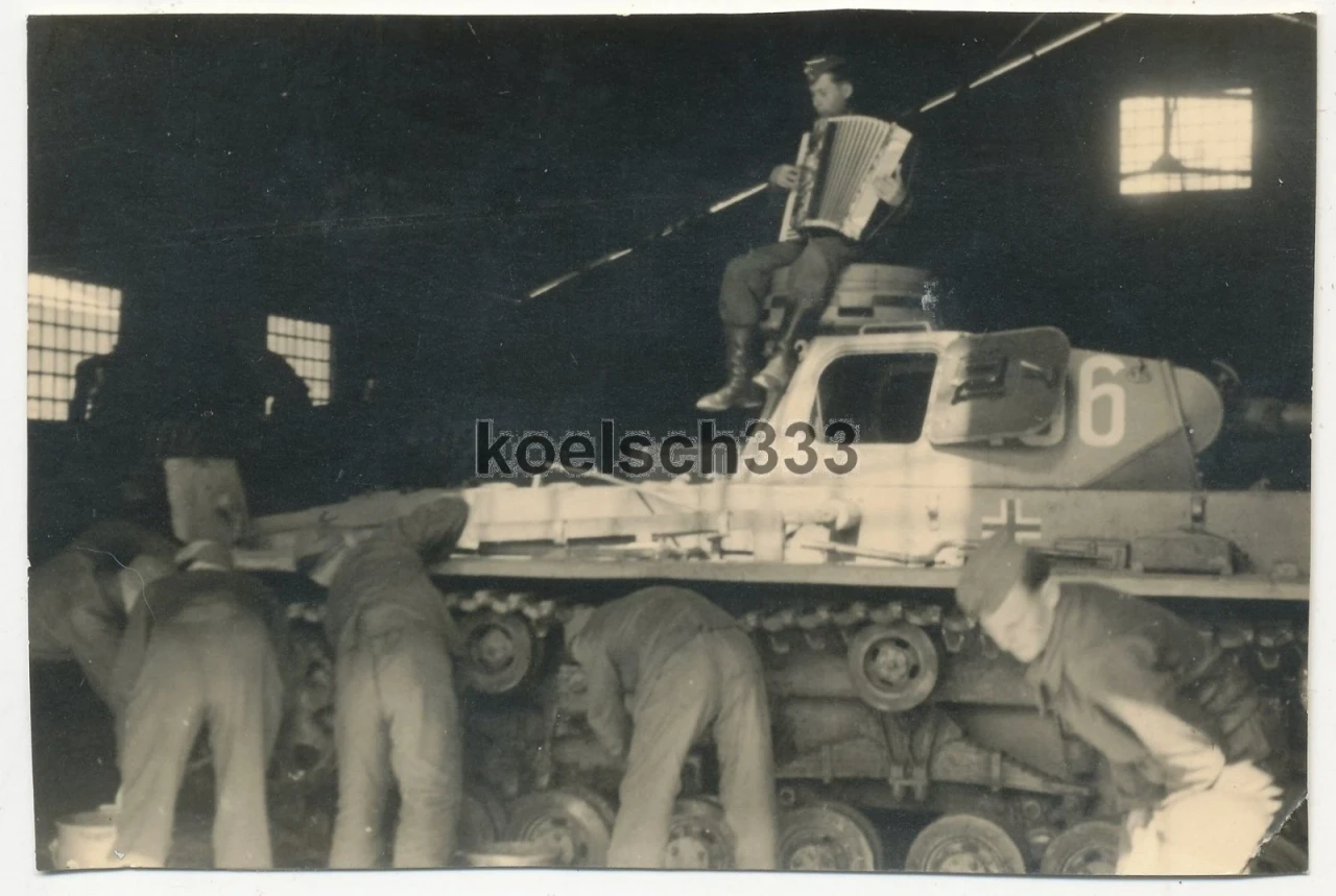 Foto Panzermänner bei Dienst am Panzer III Kamerad mit Schifferklavier auf Turm