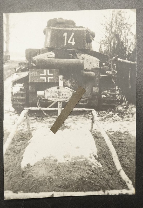 Foto alt Wk2 Portrait Friedhof Grabstätte Deutscher Panzer Kreuz Name Kennung