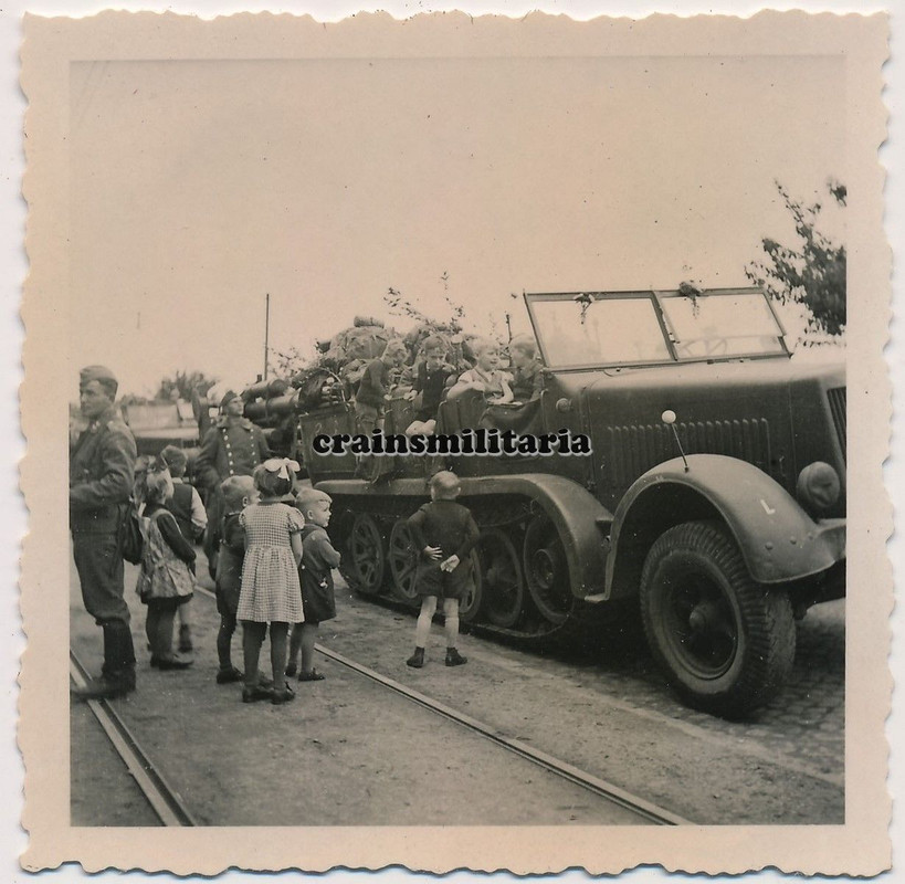 Orig. Foto Kinder b. SdKfz 7 Halbkette m. 8,8 cm Flak Königsaue 