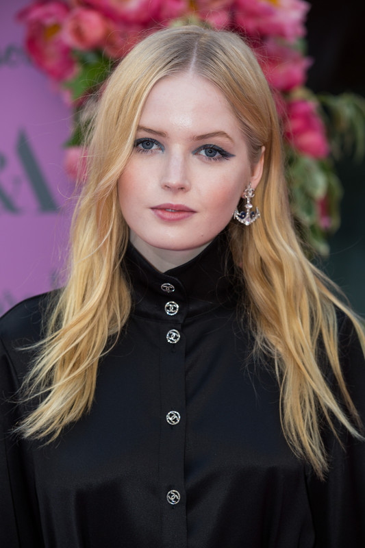 ellie-bamber-the-victoria-and-albert-museum-summer-party-in-lond