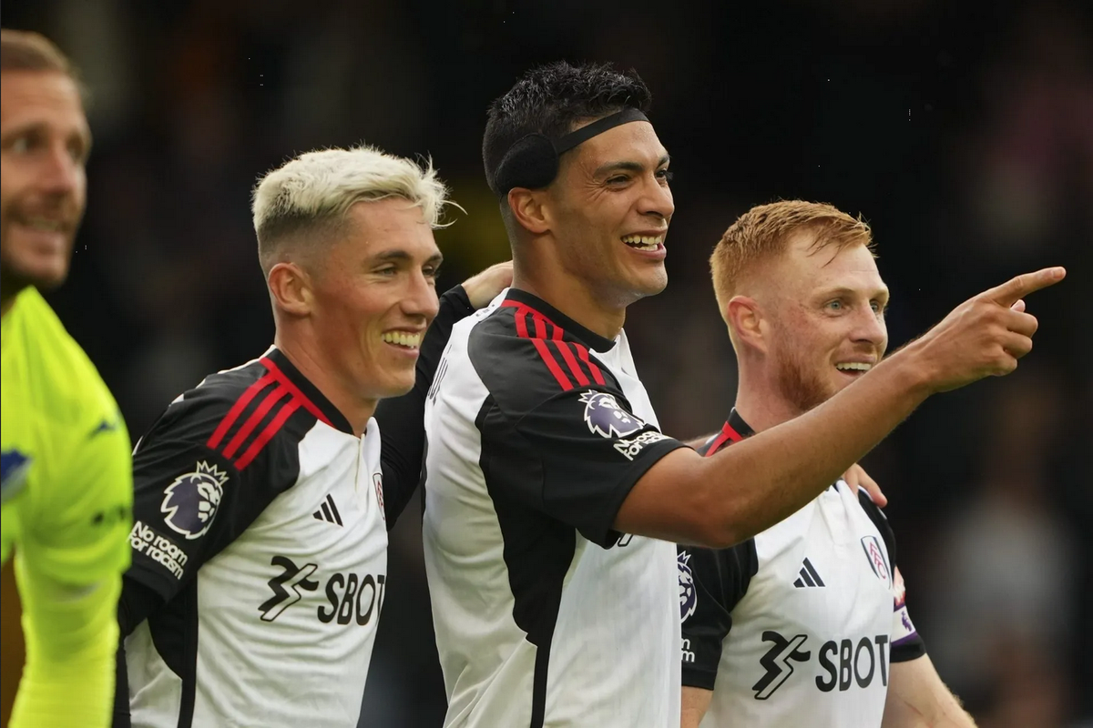 Video: Raúl Jiménez hace su primer gol oficial con Fulham ante Dibu Martínez