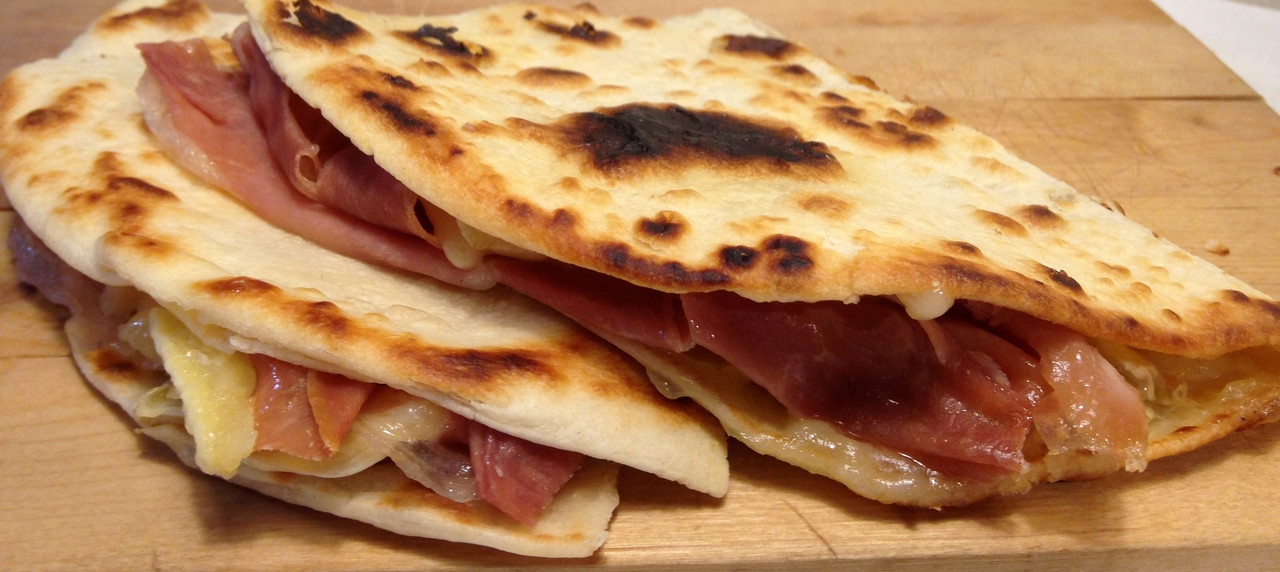 Piadina con prosciutto e brie