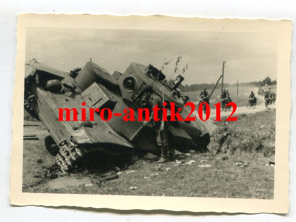 Foto, Radfahrschwadron, zerstörter Panzer der Ru