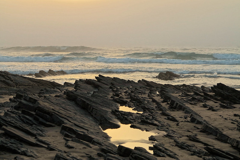 Ilustrasi Pantai Zambujeira do Mar di Portugal
