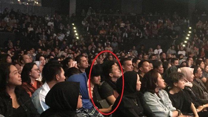 Ariel Noah terlihat hadir untuk menonton konser Marcell Siahaan bertajuk Marcell Tujuhbelas, di Balai Sarbini, Jakarta Selatan, Jumat (18/10/2019) malam.