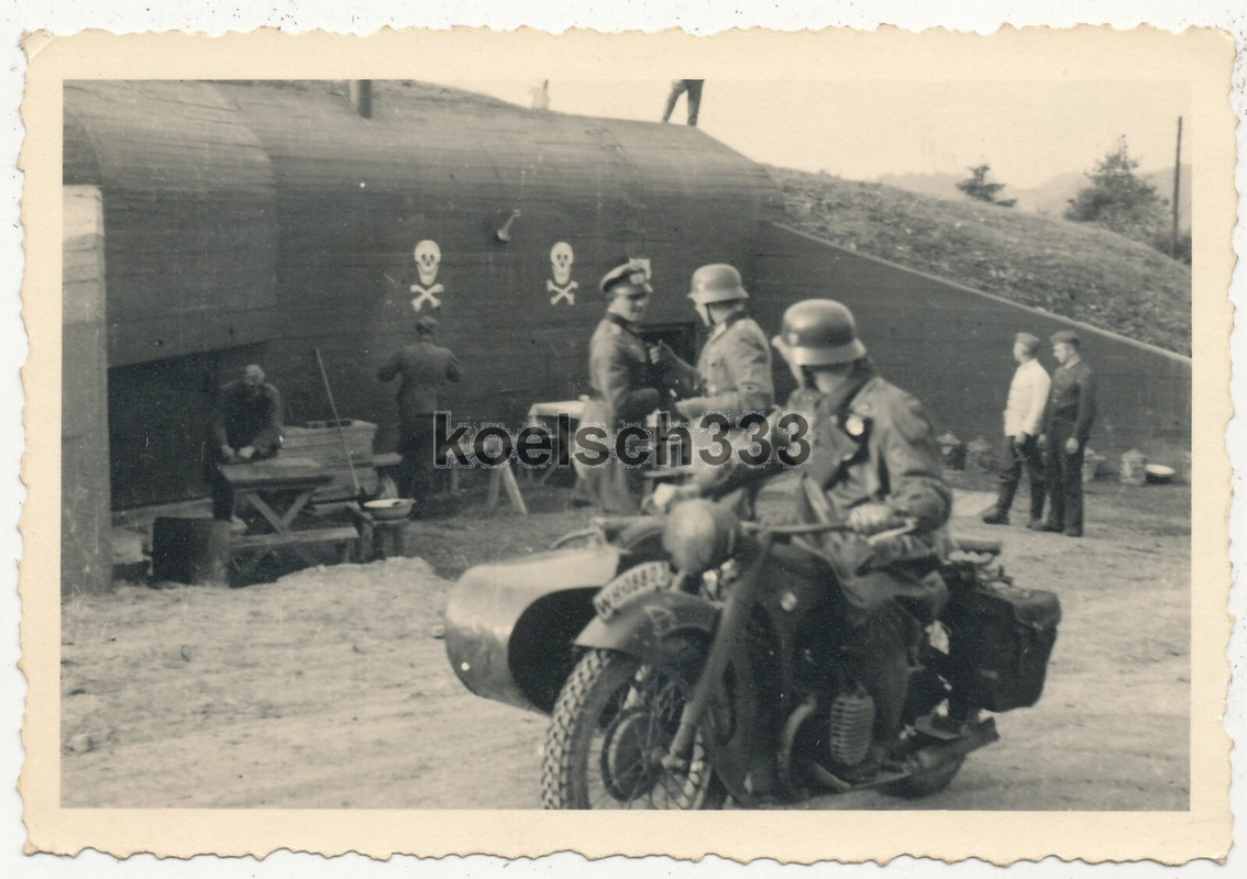 Foto BMW Krad vor einem Bunker mit Totenköpfen Frankreich 1940
