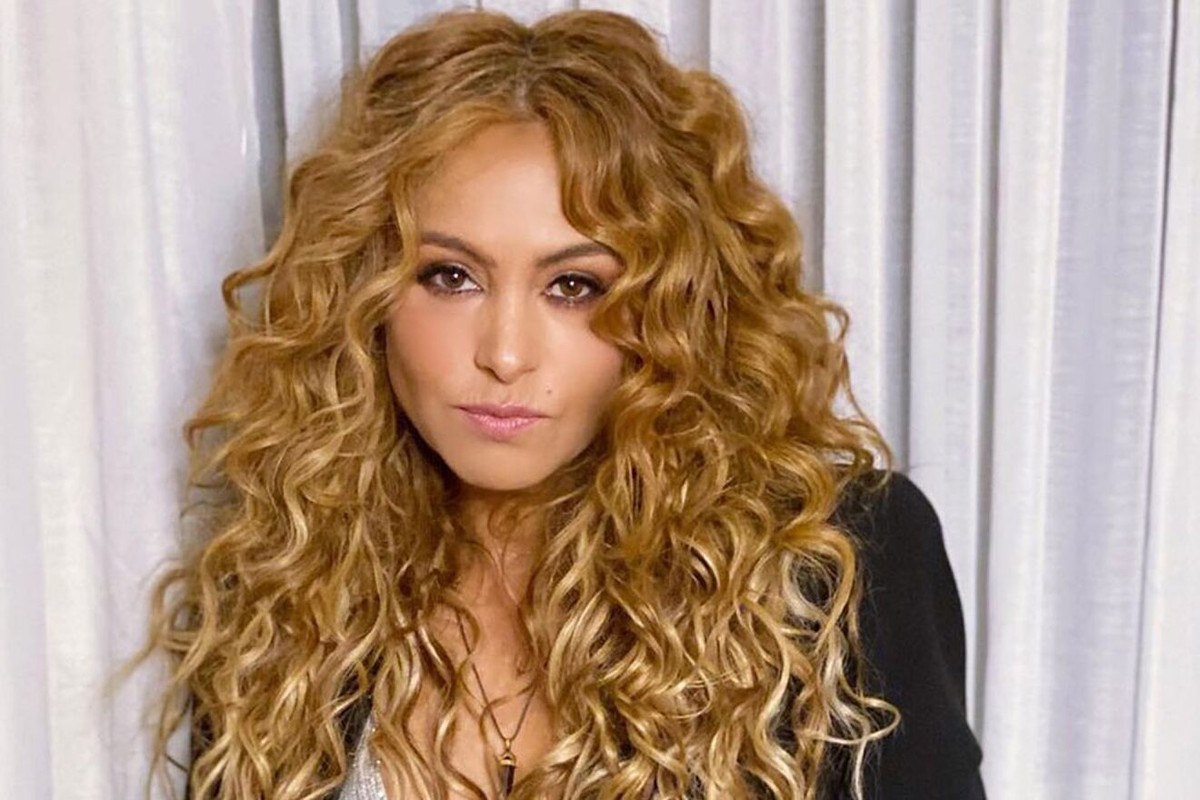 Paulina Rubio reaparece, tras polémico video haciendo del baño en la playa