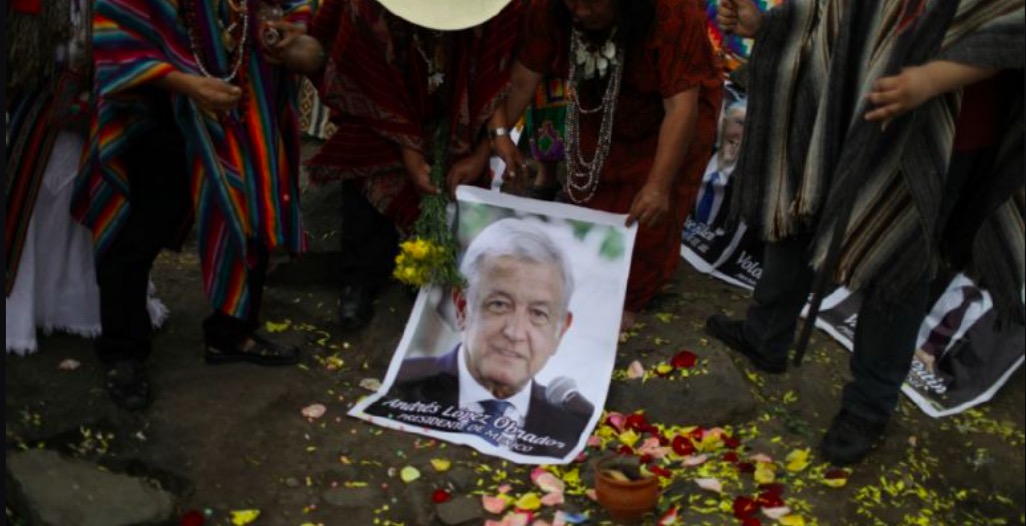 AMLO recibe 'limpia' de chamanes peruanos pidiendo que acabe la pandemia