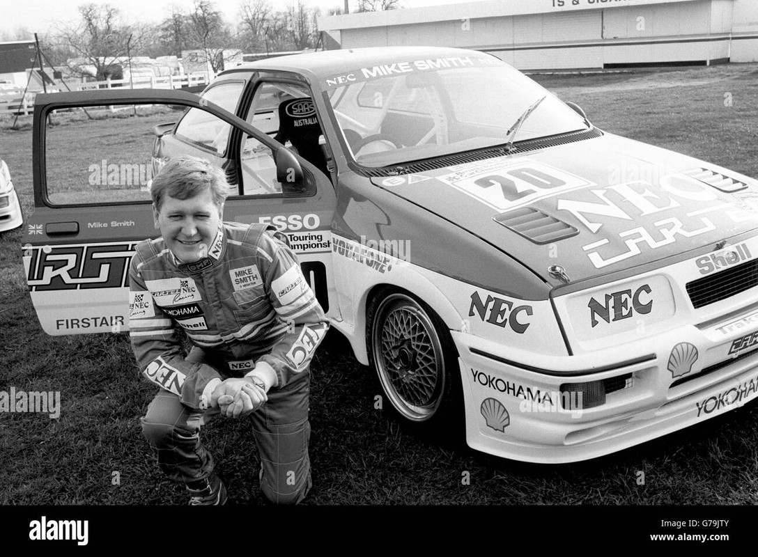 tv-presenter-mike-smith-poses-with-the-174mph-ford-sierra-rs500-he-G79JTY