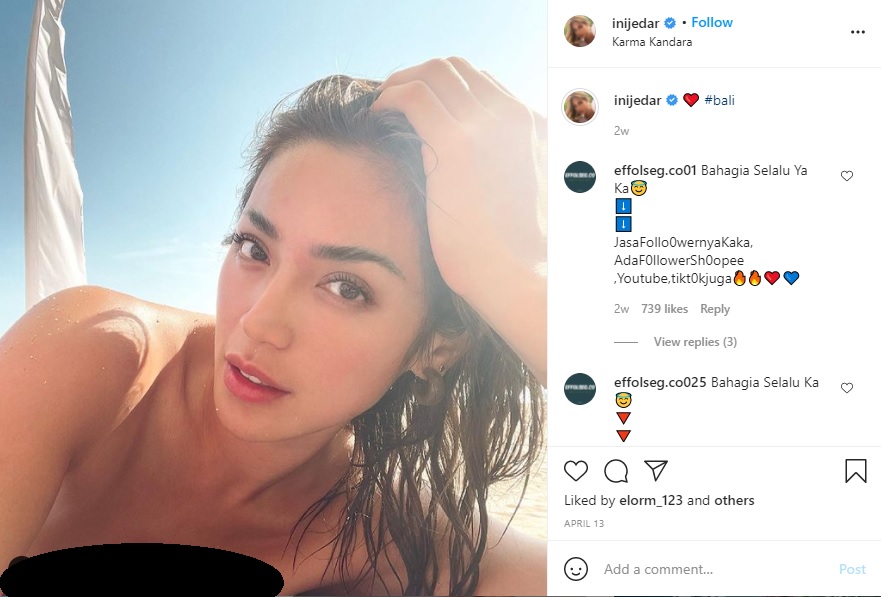 Potret Jedar ketika berjemur di bawah terik matahari Pantai Karma Kandara, Bali.