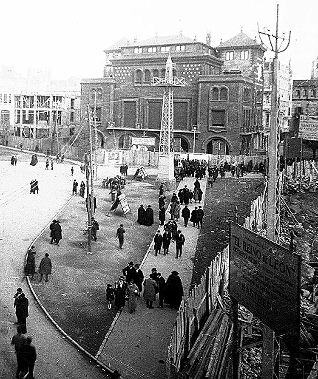 A la izquierda, la construcción de Pallarés en 1923 y el solar de Casa Roldán con el Hospital San Antonio Abad y la torre de Almanzor ya demolidos (derecha).