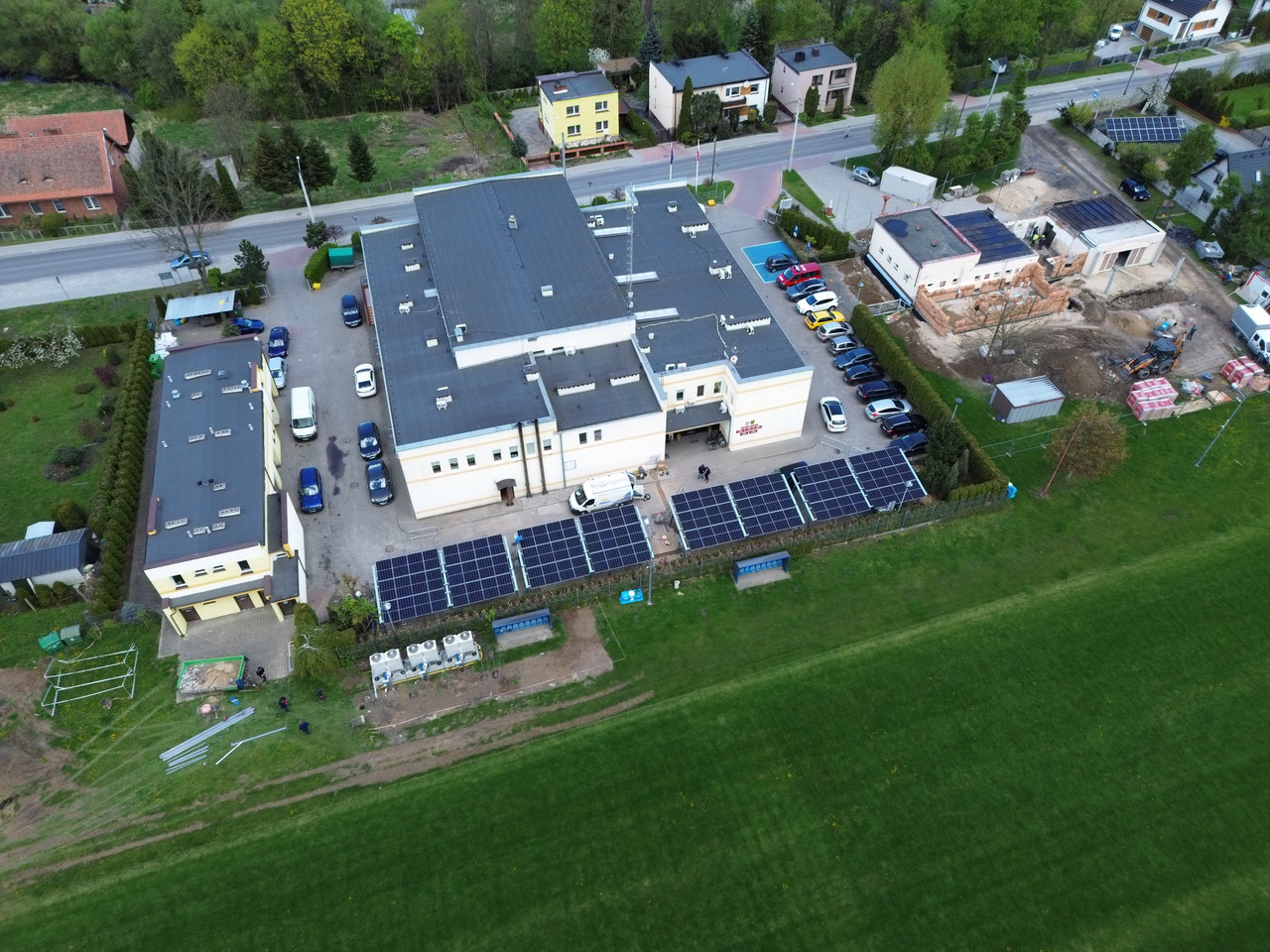 Modernizacja źródła ciepła Urzędu Gminy Sadki – kaskada 3 pomp ciepła + 2×21,6 kWp PV