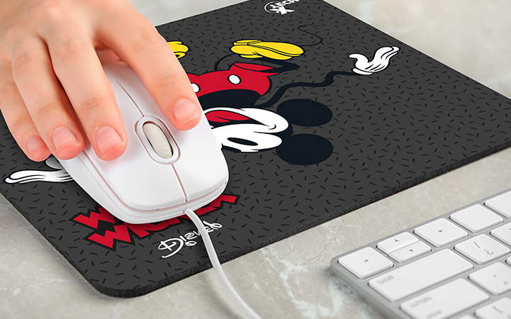 Mouse Pad Xtech Kids Mickey Mouse en un escritorio.