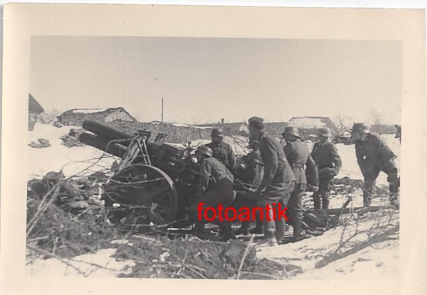 Foto 2 WK, Ostfront, Winterkampf, Geschütz in Stellung, Haubitze, Soldaten,