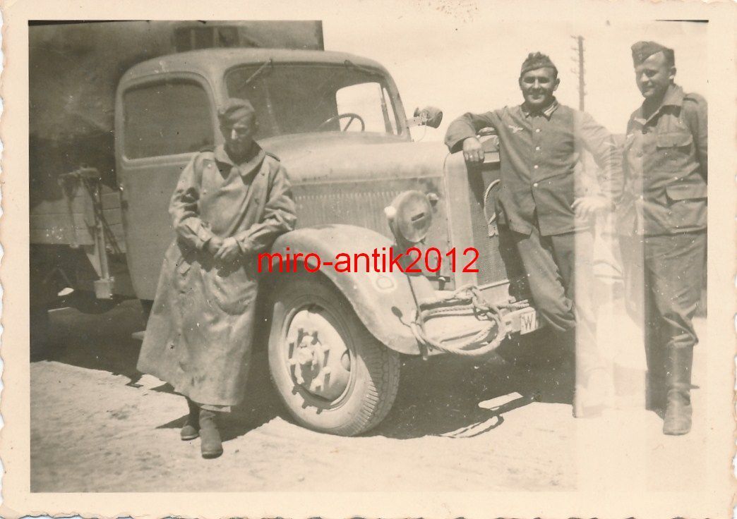 Wehrmacht, Kradmelder erschöpft, staubig neben L