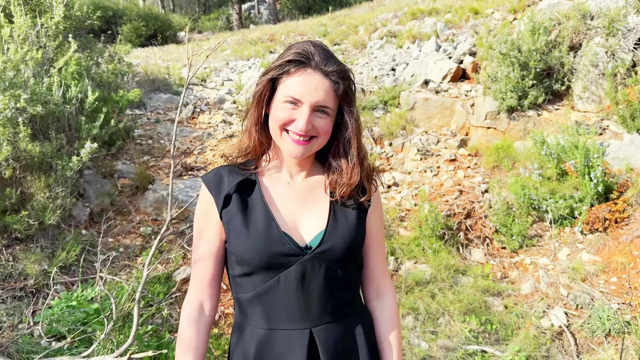 JacquieEtMichelTV 25 03 03 Lila 35 years old writing teacher in Arcachon!