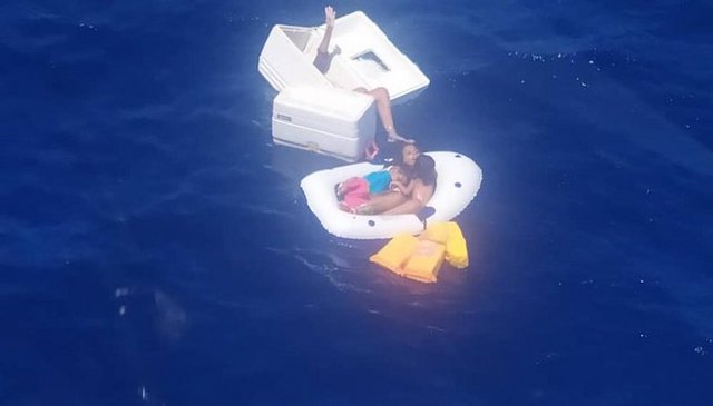 Rescatan a dos niños y una mujer vivos junto a cadáver de una dama tras naufragio en el mar hacia Isla La Tortuga E-x-HRESWUAALOfj