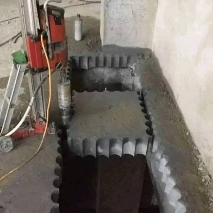 صورة مقربة لعملية قص خرسانة بمنشار دائري.