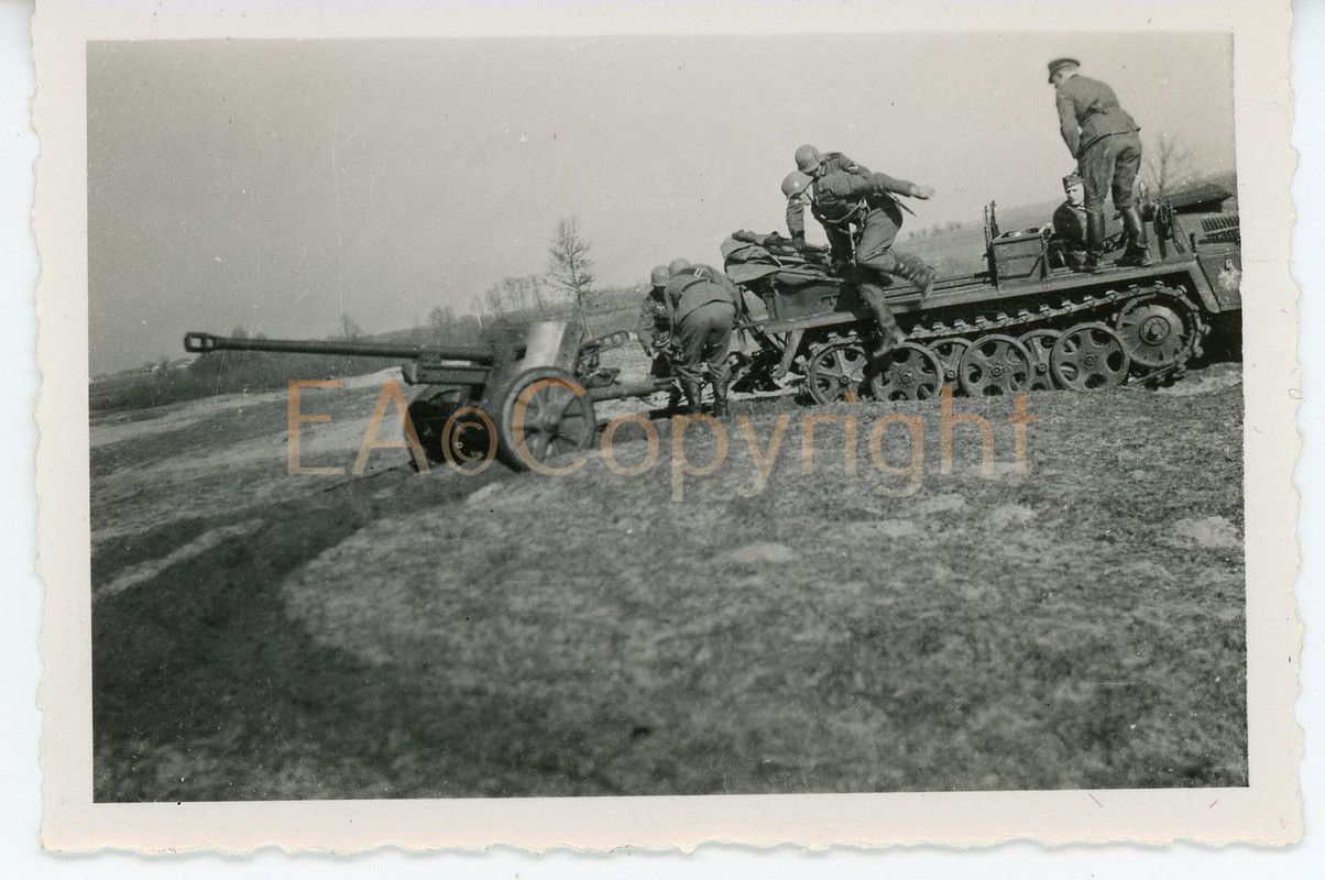 Halbkette Kämpfe PAK Artillerie Geschütz Foto