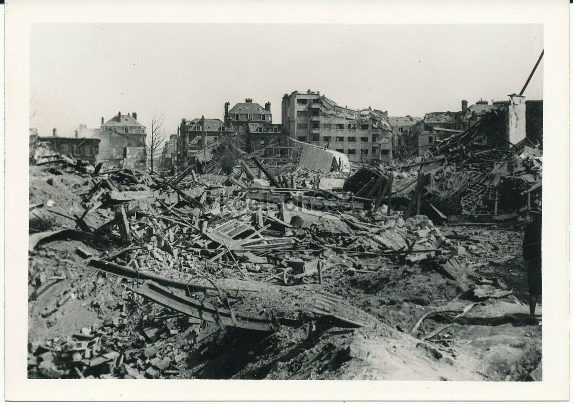 Foto Ruinen in der schwer zerstörten Stadt Rouen in Frankreich 1940ff
