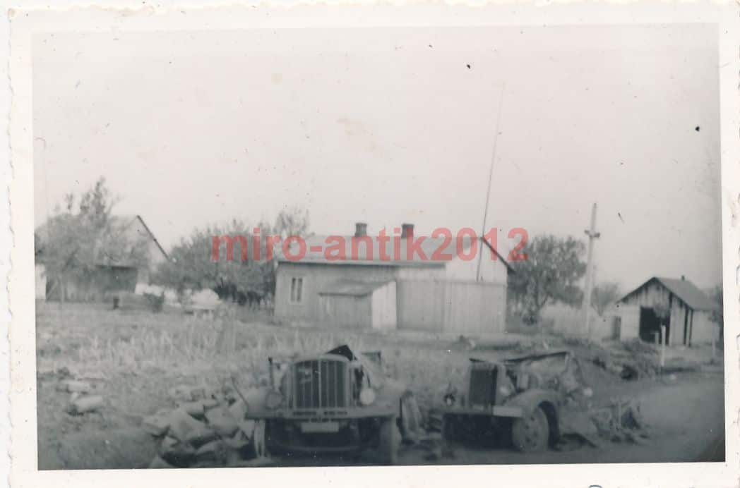 Foto, Wehrmacht, zerstörte Lkw's im Osten