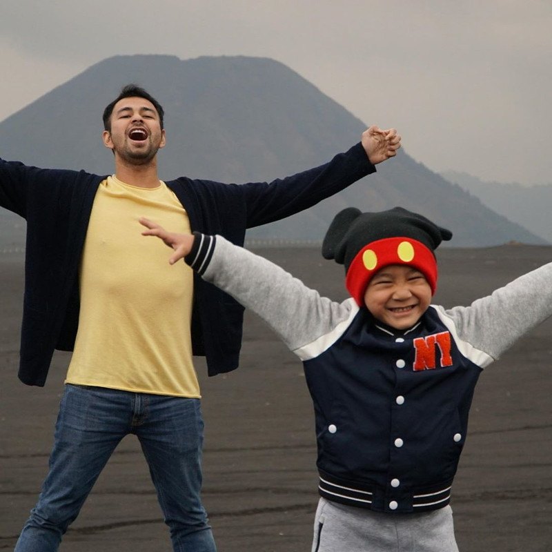 Raffi dan Rafathar kompak membentangkan tangan ketika tiba di Gunung Bromo