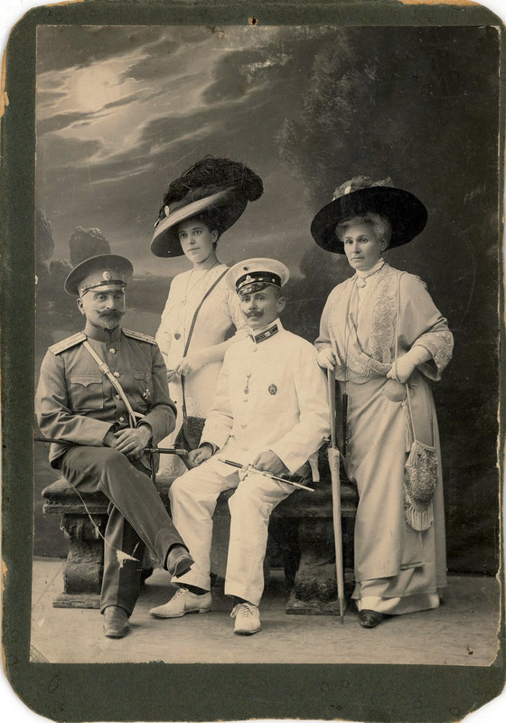 Галактион Гогоридзе, Александр Чавчавадзе, Надежда Суходольская, Мариам Чавчавадзе 03.09.1911 Царицы