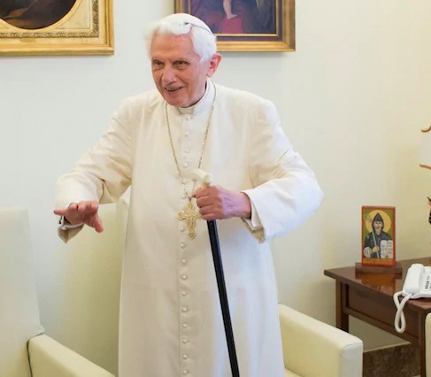 Perché è necessario opporsi ai preti sposati. Firmato: Benedetto XVI dans Articoli di Giornali e News Bendetto-XVI