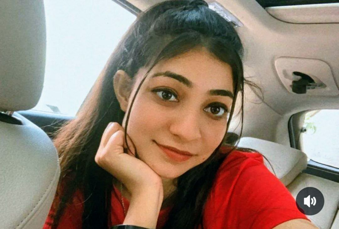 indian girl stripping 20 min+ latest teaser showing her pssy