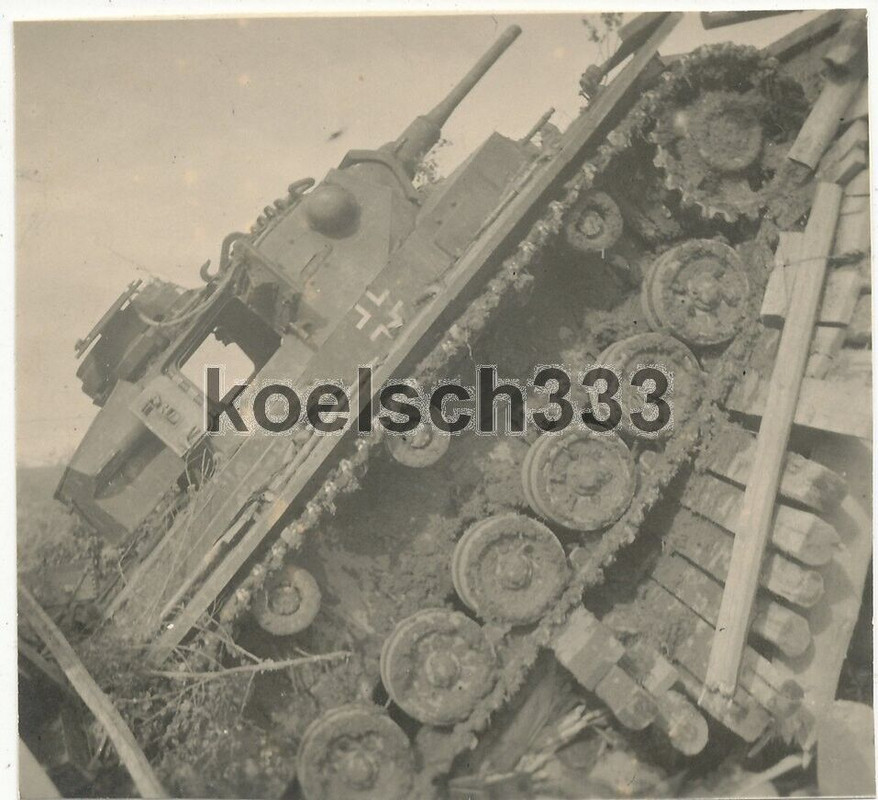 Foto Panzer III der Wehrmacht auf Kriegsbrücke eingebrochen ! Wolchow Front 1942