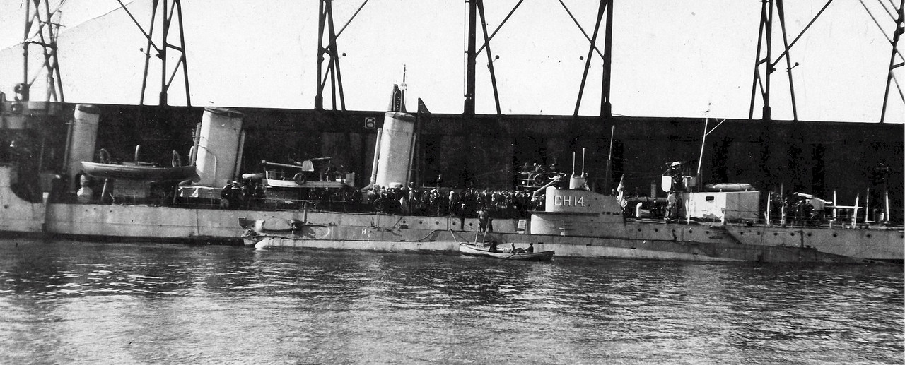 CH.14 вместе с HMCS Patrician, Сент-Джонс (Северная Каролина)
