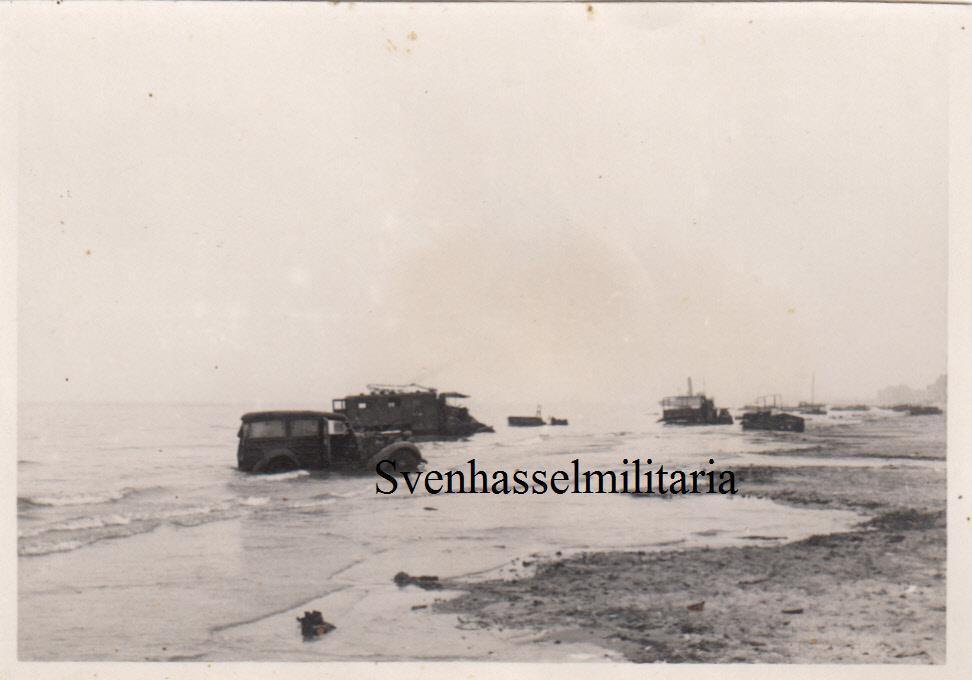 Orig.Foto zerstörte Fahrzeuge am Strand von Dünk
