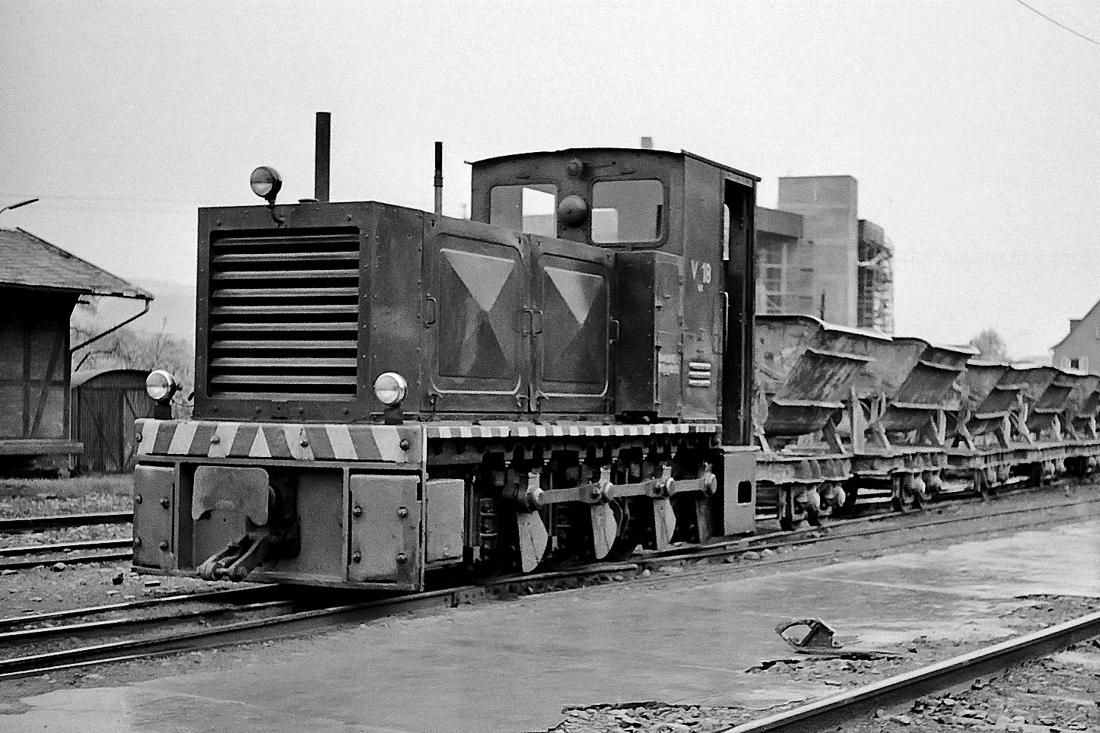 https://i.postimg.cc/MpkWbG6h/V_18_der_Nassauischen_Kleinbahn_am_27_04_69_in_Braubach_2.jpg