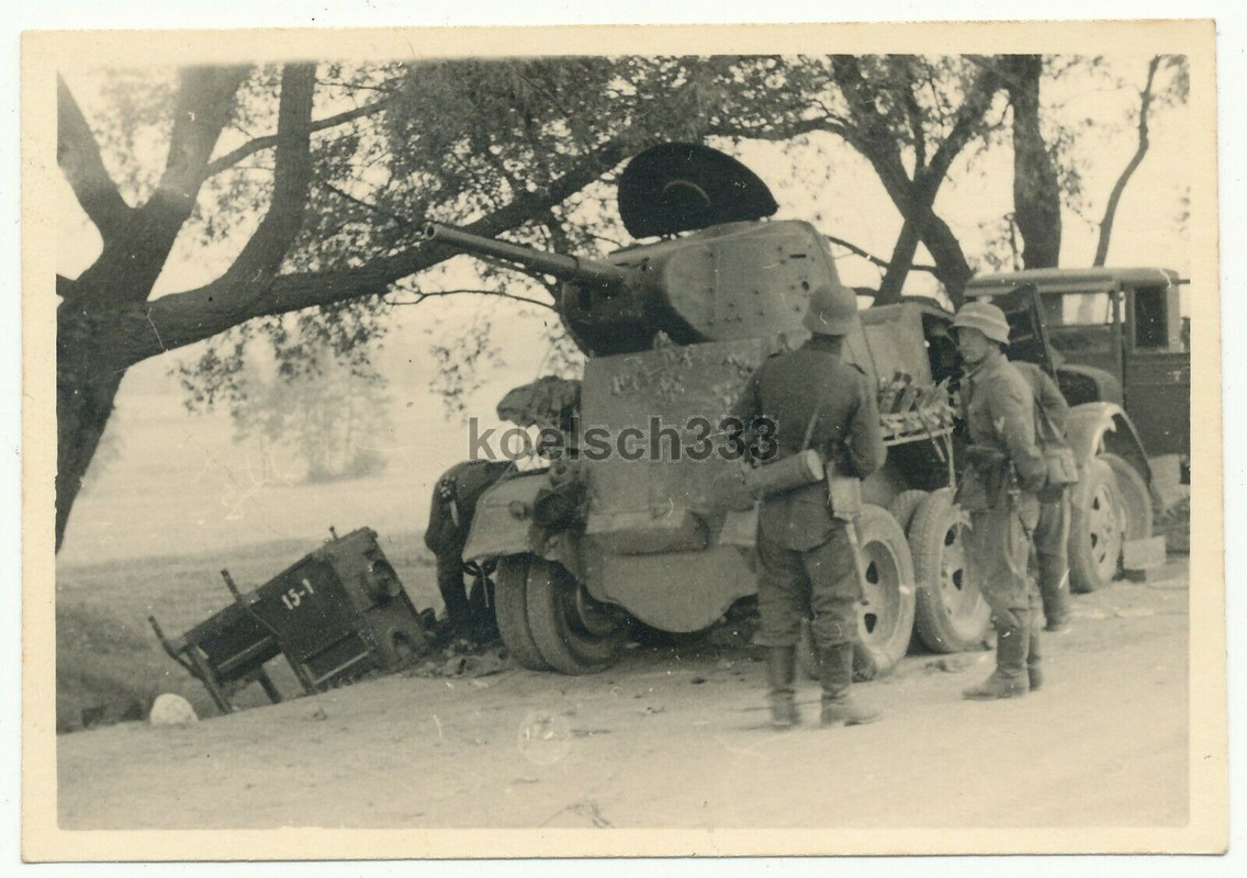 Foto Stoßtruppführer am russischen BA-10 Panzerwagen Wrack an der Ostfront 1941