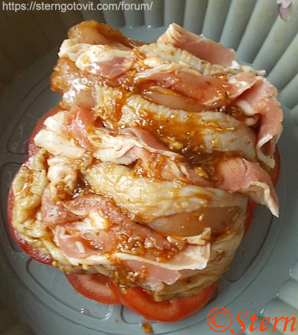 Курица с беконом на овощной подушке