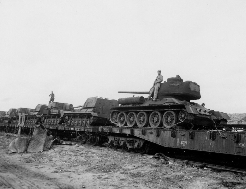 Apres guerre,le T-34 au combat - Page 3 Sept-des-huit-v-hicules-captur-s-par-la-6e-division-Kunu-ri-le-23-octobre-1950
