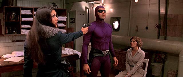 Billy Zane, Kristy Swanson, dan Catherine Zeta-Jones di The Phantom (1996)