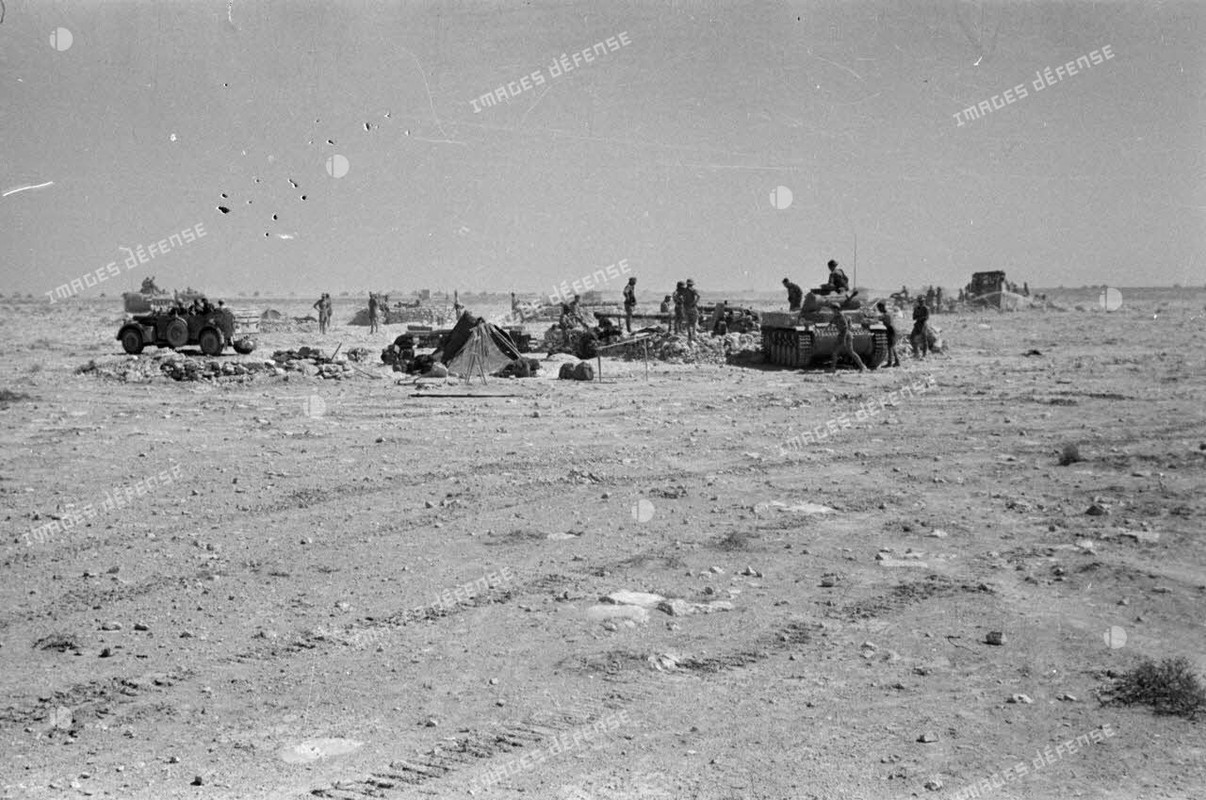 Campement et position d'une batterie de canon de 8,8 cm FlaK 18-L56 du I-Flak-Regiment-18 et blindés