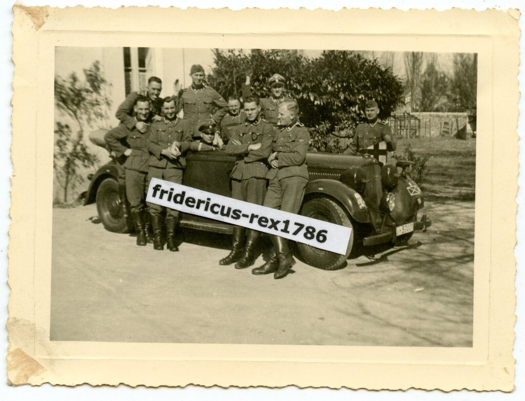 Foto Gruppenbild vor Luxus Cabriolet der T.-Div. Standarte Kennung Spieß