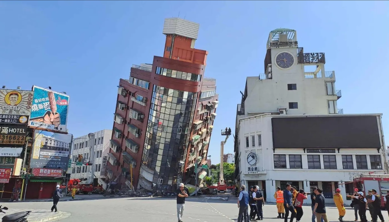Edificio colapsa en medio de la calle a causa del terremoto en Taiwán