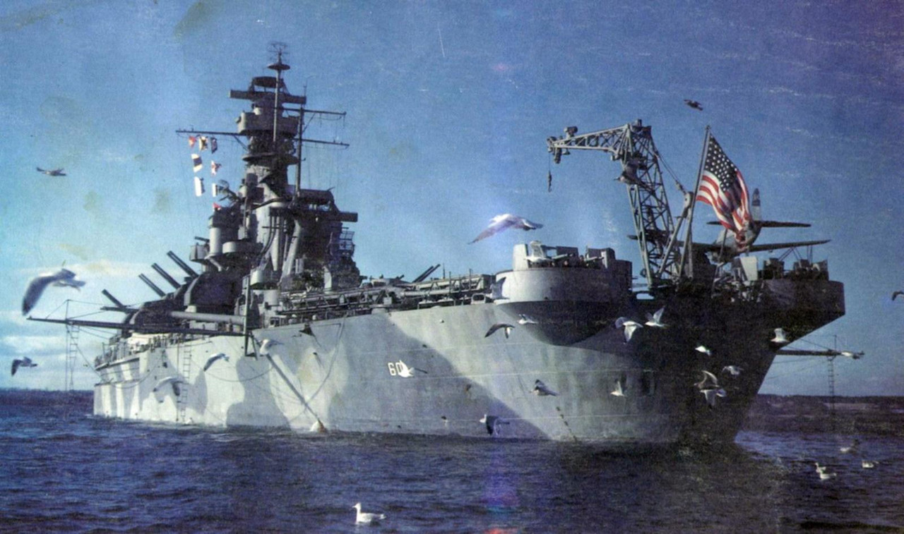 USS-Alabama-BB-60-anclado-en-Lynn-Haven-Florida-01-12-1942.jpg