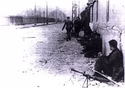 Miembros del RONA en una calle durante el levantamiento de Varsovia Miembros del RONA en una calle durante el levantamiento de Varsovia