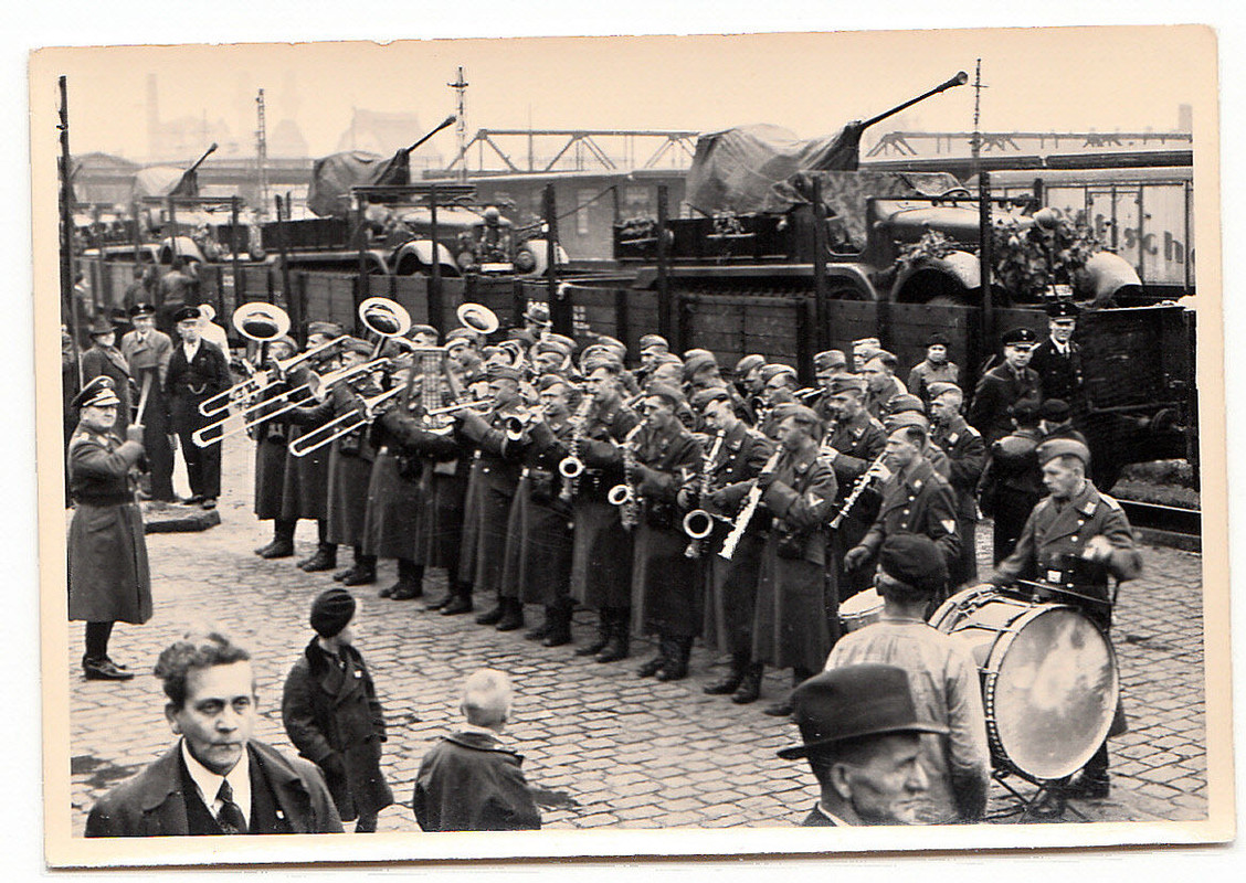 Orig. Foto Halbkette mit Flak Aufbau Geschütz An